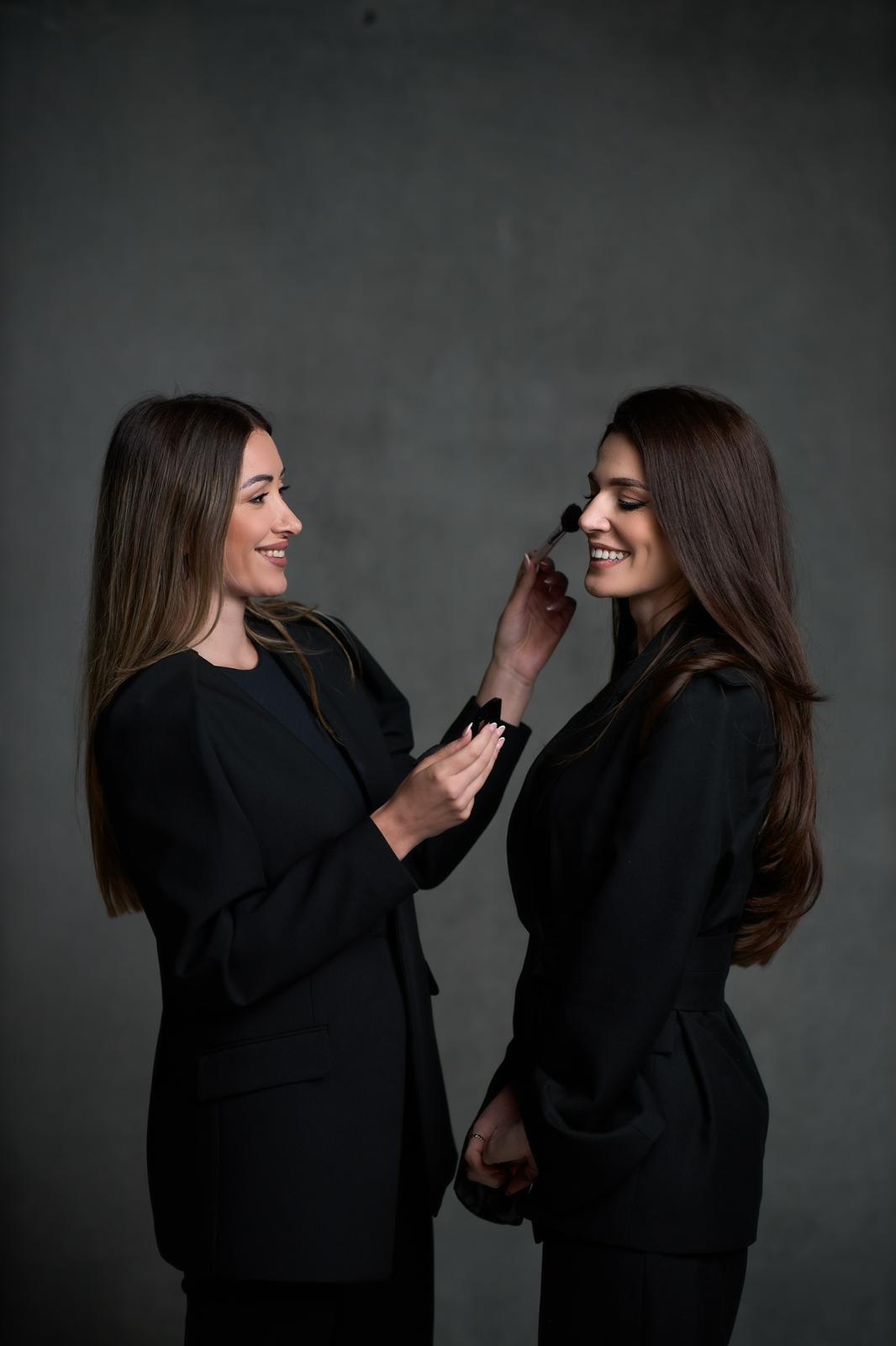 Makeup artist nanosi šminku klijentkinji tokom pripreme za događaj
